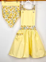 黄色のお花柄がポイントのお洒落なハンドメイド子供エプロンと三角巾のセット