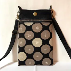 スマホポシェット 黒地に茶色のあんぱん柄 ショルダーストラップ付き