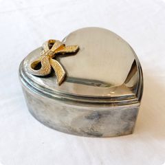 銀色のジュエリーボックス 金色のリボン エンボス 植物柄 イギリス