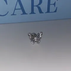 バタフライ 蝶モチーフ ラインストーン シルバーピアス 片耳用 シンプル 上品 キラキラ  韓国アクセ 韓国風 y2k サブカル 韓国ストリート レディース