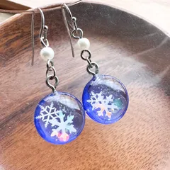 雪の結晶が綺麗に見える青紫色の世界のレジンピアス（金具変更可能）