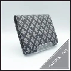 ✱PATRICK COX（パトリックコックス）✱ 美品 二つ折り財布 モノグラム ユリの紋章 総柄 ブラック グレー メンズ レディース 折り財布 コンパクト