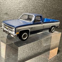 グリーンライト　1982 GMC K2500 シエラグランデ　1:18 1982 GMC K-2500 SIERRA GRANDE PICKUP BUSTED KNUCKLE GARAGE 1/18