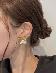お花のモチーフ　ピアス　ゴールド　パール　上品