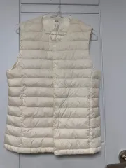 ユニクロ ULD 軽量 ダウンベスト アイボリー S