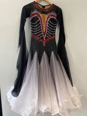 ピ385⚫︎ブランド名表記なし⚫︎社交ダンス⚫︎競技ステージ衣装⚫︎ワンピース⚫︎ドレス⚫︎レース⚫︎フリル⚫︎光沢⚫︎シルエットエレガンス⚫︎フレア⚫︎ラインストーン⚫︎size M⚫︎黒×白×赤