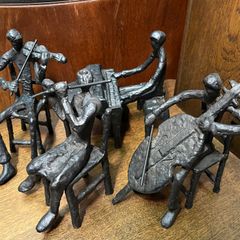 チェロ奏者 オブジェ 金属 彫刻 置物 音楽家 モダン アート かなりの美