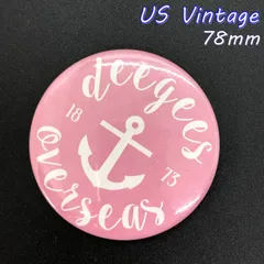 缶バッジ　アメリカ　輸入 雑貨　ビンテージ 『 ディージーズ　アンカーシンボル　ピンク背景　1873年 』 当時物　ヴィンテージ　バッチ　ピンバッチ　※ メッセージ　ノベルティー　広告　レトロ　( BAT1581 )