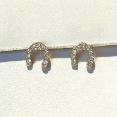 【 ホースシュー ゴールド ピアス 】 馬蹄 モチーフ U字 お守り ラインストーン 両耳用 アクセサリー ジュエリー ファッション 小物 プレゼント ギフト ご褒美 自分用 普段着 普段使い 通学用 通勤用 旅行 パーティー イベント デート ディナー