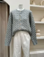 グレー ケーブル編み ゴールドボタン カーディガン