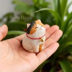 置物 オブジェ お座り猫 鈴付き 木彫り 可愛い ナチュラル おしゃれ インテリア 北欧 ディスプレイ 装飾 手作り ハンドペイント 8種類 選べる 木製 3.7×5.2×5.5cm