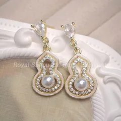 ピアス 耳飾り ゴールドカラー 金色 ひょうたん型 瓢箪 パール フェイクパール フェイクストーン キラキラ 可愛い 大人可愛い シンプル レディース ジュエリー イベント パーティー 大人かわいい デイリー ガーリー フェミニン 個性的