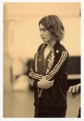 【中古】生写真(男性) 矢田悠祐(不二周助)/膝上・ジャージ黒・両手ラケット・モノクロ・私服ショット/ミュージカル「テニスの王子様」10周年記念コンサートDream Live 2013