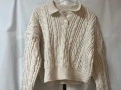 ケーブル編みニット