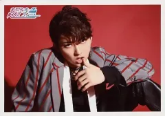 【中古】生写真(男性) 超特急/ユーキ(村田祐基)/横型・膝上・座り・衣装グレー・赤・左手親指口元・背景赤/「BULLET TRAIN Arena Tour 2018 GOLDEN EPOCH」大阪12/27公演限定 生写真セット第65弾