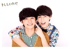 【中古】生写真(男性) 干ししいたけ/北村匠海(TAKUMI)・タカシ(松尾太陽)/横型・バストアップ・衣装茶色・青・タカシ後ろ・口開け・抱きつき・左手頬・人差し指/「EBiDAN THE LIVE 2016～Summer Party～」スペシャルユニット生写のサムネイル