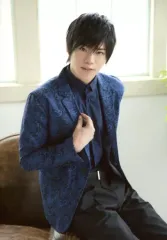 【中古】生写真(男性) 佐藤祐吾(東堂尽八)/膝上・衣装青.黒・座り・右手胸・私服ショット/舞台『弱虫ペダル』～箱根学園新世代、始動～ブロマイド