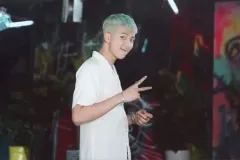 【中古】生写真(男性) 防弾少年団/RM(アールエム)/横型・上半身・衣装白・右手ピース・左手曲げ・体右向き・カメラ目線・背景黒・ポストカードサイズ/展示会「2018 BTS EXHIBITION オヌル」「24=7 Serendipity」シーズン1 生写真