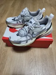 (新品) NIKE V2K RUN 26.5cm ランニングシューズ スニーカー 靴