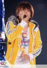 【中古】生写真(ジャニーズ) NEWS/増田貴久/ライブフォト・上半身・衣装黄色・インナー白・右手マイク・目線右「Johnny’s web」/公式生写真