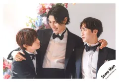 【中古】生写真(STARTO) Snow Man/ラウール・渡辺翔太・向井康二/横型・上半身/アルバム「THE BEST 2020 - 2025」MV＆ジャケ写オフショット/公式生写真