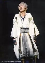 【中古】生写真(男性) 岡宮来夢(鶴丸国永)/ライブフォト・膝上・1部衣裳・左向き・口開け・キャラクターショット・2Lサイズ/「ミュージカル『刀剣乱舞』 ～静かの海のパライソ～」ローソンプリント限定ブロマイド