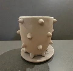 植木鉢 花器 セメント製 ベージュ トゲトゲ 底穴あり 受け皿付き 外寸10cm 高さ12cm 塊根植物 多肉植物 観葉植物