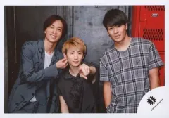 【中古】生写真(ジャニーズ) ジャニーズJr./集合(3人)/横型・衣装白グレー・センター京本・森本両手ポケット・田中、京本の耳触る/17秋 SiXTONES・Snow Man「少年たち～Born TOMORROW～」パンフ＆グッズ撮影オフショット/公式生写真