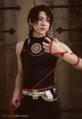 【中古】生写真(男性) 佐藤流司(加州清光)/膝上・衣装黒・金・赤・白・視線右・右手赤い紐持ち・左腕紐巻きつけ・「阿津賀志山異聞 2部衣裳セット」/「ミュージカル『刀剣乱舞』 加州清光 単騎出陣2017」ブロマイド