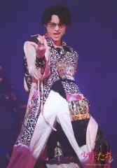 【中古】アイドル SixTONES/松村北斗/ライブフォト・膝上・衣装黒・白・ピンク・右手曲げ/「少年たち To be!」ステージフォト第1弾