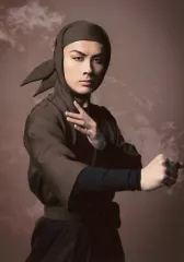 【中古】生写真(男性) 藤田遼平(ドクササコのすご腕忍者)/膝上・体右向き・背景茶色/ドクササコ城セット/「ミュージカル『忍たま乱太郎』第9弾再演 ～忍術学園陥落!夢のまた夢!?～」ブロマイド第1弾