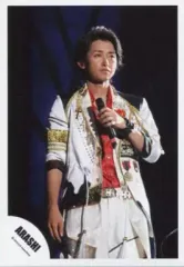 【中古】生写真(ジャニーズ) 嵐/大野智/ライブフォト・膝上・衣装白.金.赤・左手マイク・背景黒/公式生写真