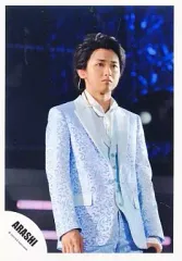 【中古】生写真(ジャニーズ) 嵐/大野智/ライブフォト・衣装水色・スーツ・左手マイク・背景黒青/公式生写真