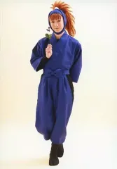 【中古】生写真(男性) 吉田翔吾(不破雷蔵)/全身・衣装青・右手花・左手後ろ・背景白・キャラクターショット/「ミュージカル 忍たま乱太郎 第8弾 再演 がんばれ五年生!技あり、術あり、初忍務!!」ブロマイド第1弾