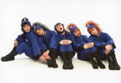 【中古】生写真(男性) 集合(5人)/横型・全身・座り・衣装青・首傾げ・背景白・キャラクターショット/「ミュージカル 忍たま乱太郎 第8弾 再演 がんばれ五年生!技あり、術あり、初忍務!!」トレーディングブロマイド