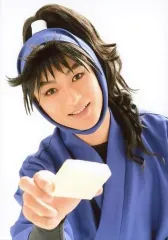 【中古】生写真(男性) 山木透(久々知兵助)/バストアップ・衣装青黒・右手上げ・背景白・キャラクターショット/「ミュージカル 忍たま乱太郎 第8弾 がんばれ五年生!技あり、術あり、初忍務!!」ブロマイド