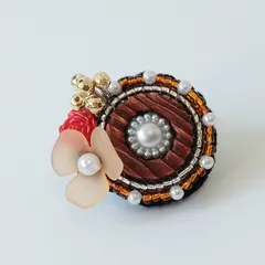 オレンジ系ボタンビーズブローチ