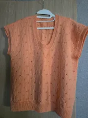 オレンジ色 ニットベスト