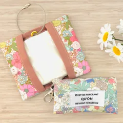 キーホルダーみたいなポケットティッシュケース　2色花柄⑧  オシャレ　花粉症　プレゼント　男性やお子様にもオススメ