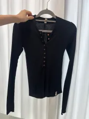 新品/着用X / ブラックボタン長袖薄手ニット