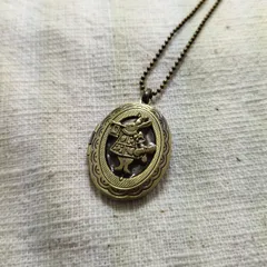 不思議の国のアリス　白兎　ロケットペンダントネックレス