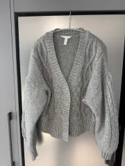 H&M（エイチ・アンド・エム） ケーブル（KABELU） ニット（NITTO） ガディガン（GADIGAN） グレー（GURE-）
