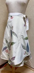 【No.146】ラップスカート　オフホワイト　アイボリー　鮮やかな花　可愛い　膝下　フリーサイズ