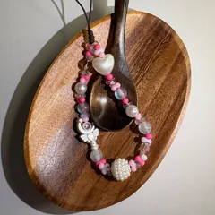 ピンクとホワイトのビーズストラップ