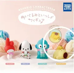 ミニぬいぐるみを抱いているサンリオ友達たち フィギュア ポムポムプリン