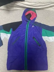 アディダス ウィンドブレーカー ジャケットです