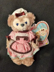 東京ディズニーシー ぬいぐるみバッジ Sweet Duffy 2013 Duffy Brings Love シェリーメイ(ピンクチェクエプロン/ワンピース) 2013