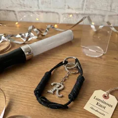 推しとの絆を結ぶ♡ Luminous Knot イニシャルチャーム キーホルダー パラコード ハンドメイド