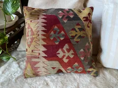 色合いがとても綺麗です、トルコのウシャックキリムクッションカバー一枚でとても素敵なインテリアに！お部屋の模様替えに如何ですか？