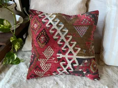 大変質の良いトルコ有名産地カッパドキアのあるカイセリキリムのクッションカバー数枚並べても素敵です！キリムのある素敵な暮らしおすすめです